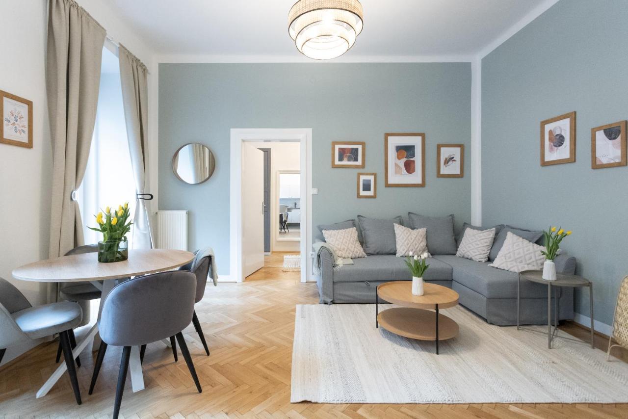 Apartment With Balcony - Trendy Neighborhood Wina Bagian luar foto
