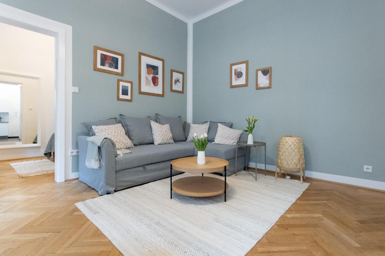 Apartment With Balcony - Trendy Neighborhood Wina Bagian luar foto