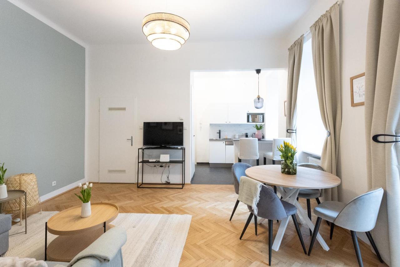 Apartment With Balcony - Trendy Neighborhood Wina Bagian luar foto