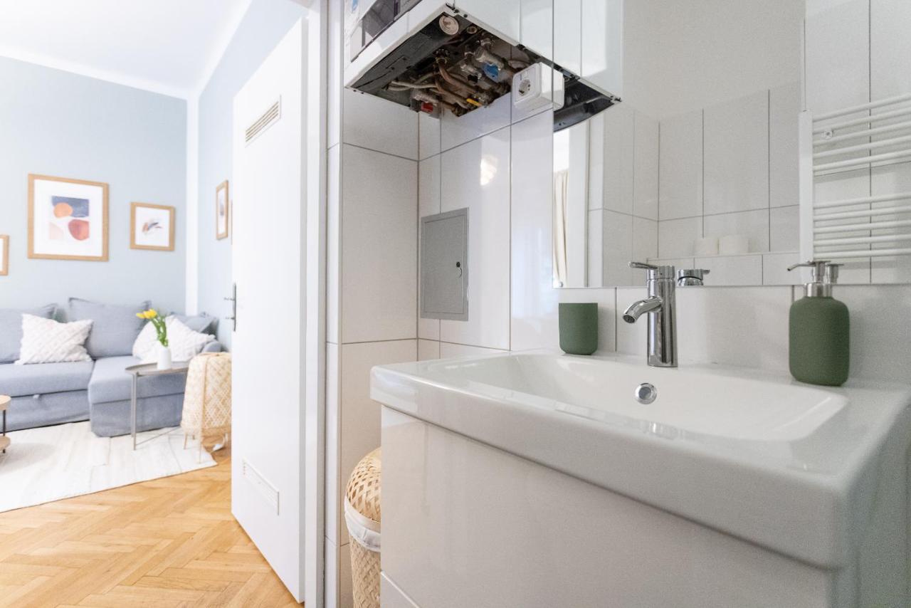 Apartment With Balcony - Trendy Neighborhood Wina Bagian luar foto