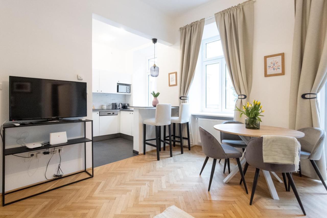 Apartment With Balcony - Trendy Neighborhood Wina Bagian luar foto