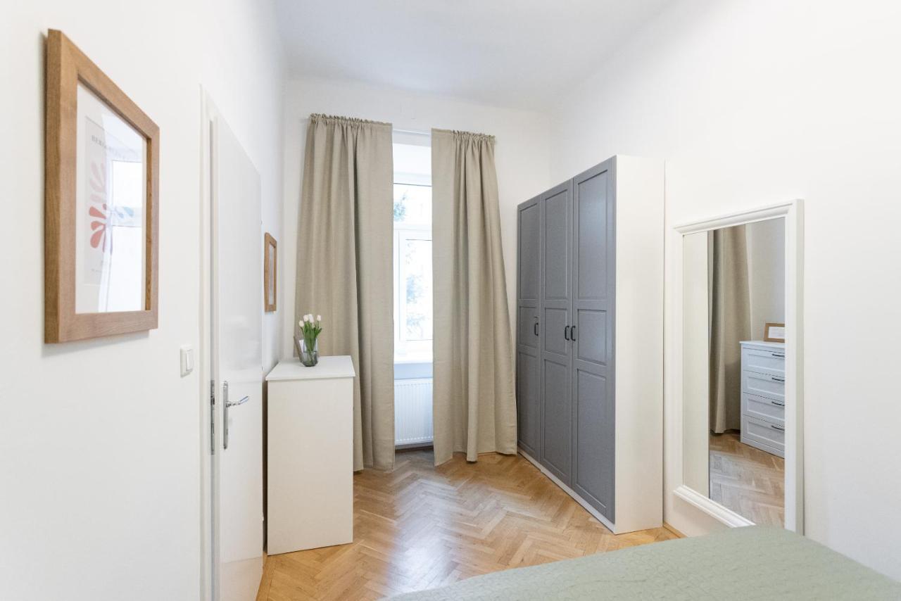 Apartment With Balcony - Trendy Neighborhood Wina Bagian luar foto