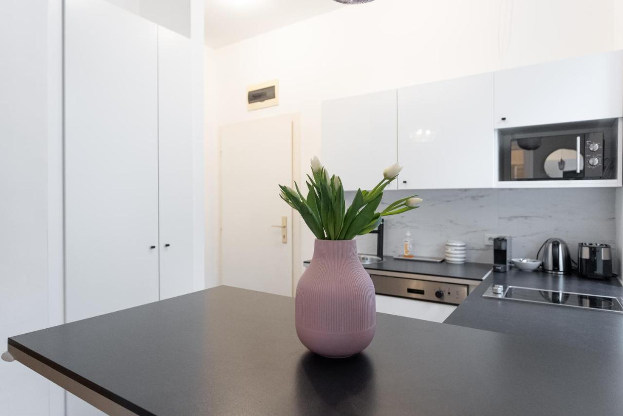 Apartment With Balcony - Trendy Neighborhood Wina Bagian luar foto